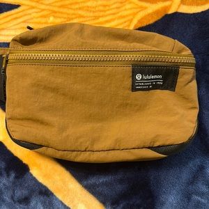 EUC lululemon clean lines belt bag